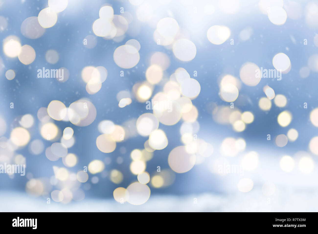 Blurry schneereiche Winter Weihnachten Hintergrund mit kreisförmigen Bokeh leuchtet Stockfoto