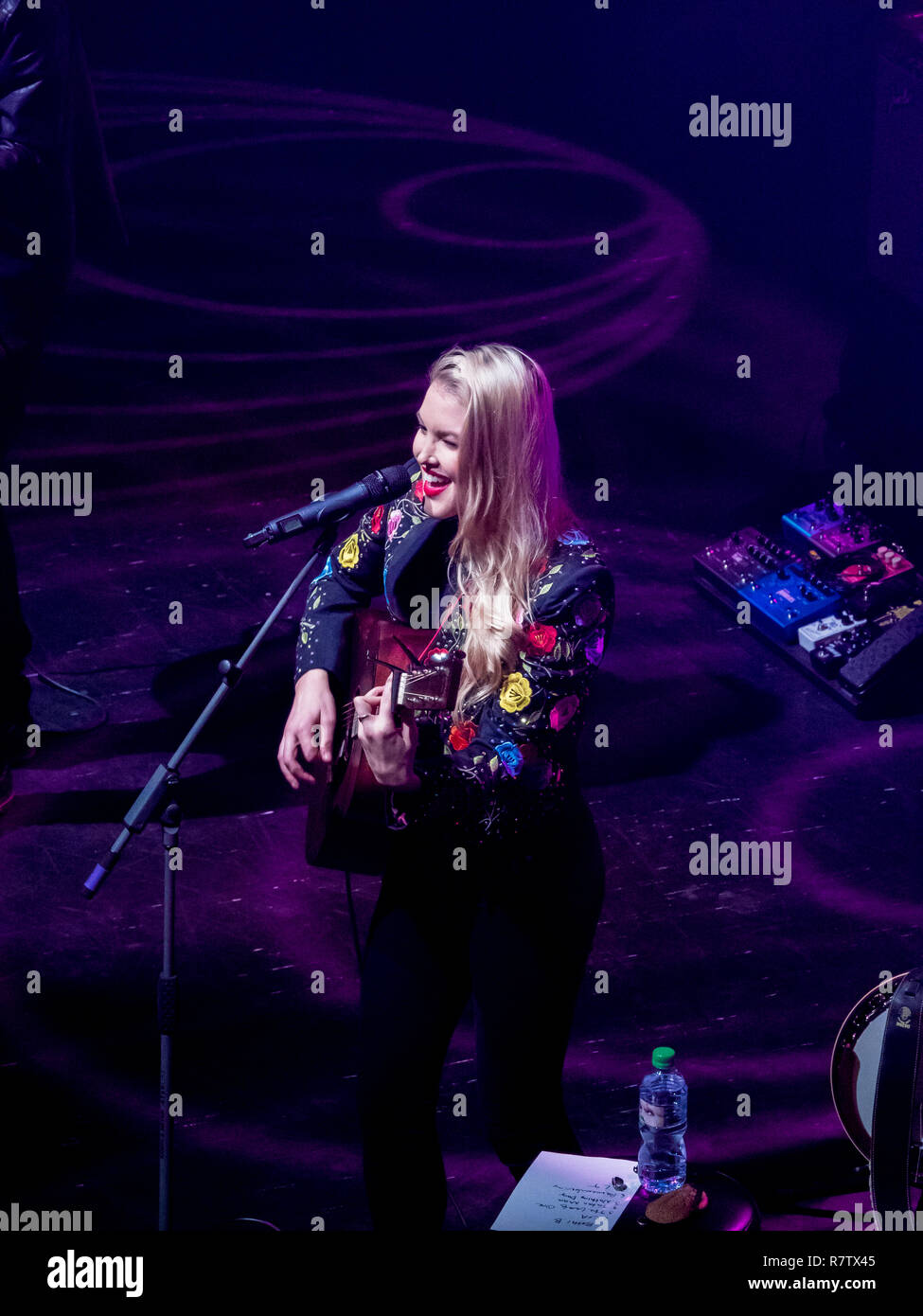 Live auf der Bühne Ashley Campbell führt eine Hommage an ihren Vater Glen Campbell während Land 2 Country Music Festival O2 Arena London England Stockfoto