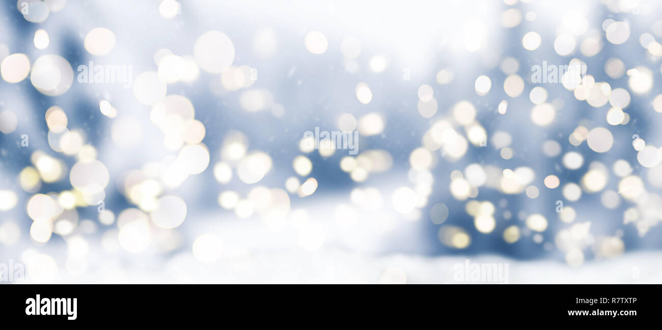Festliche schneereiche Winter Weihnachten Hintergrund mit kreisförmigen Bokeh leuchtet Stockfoto