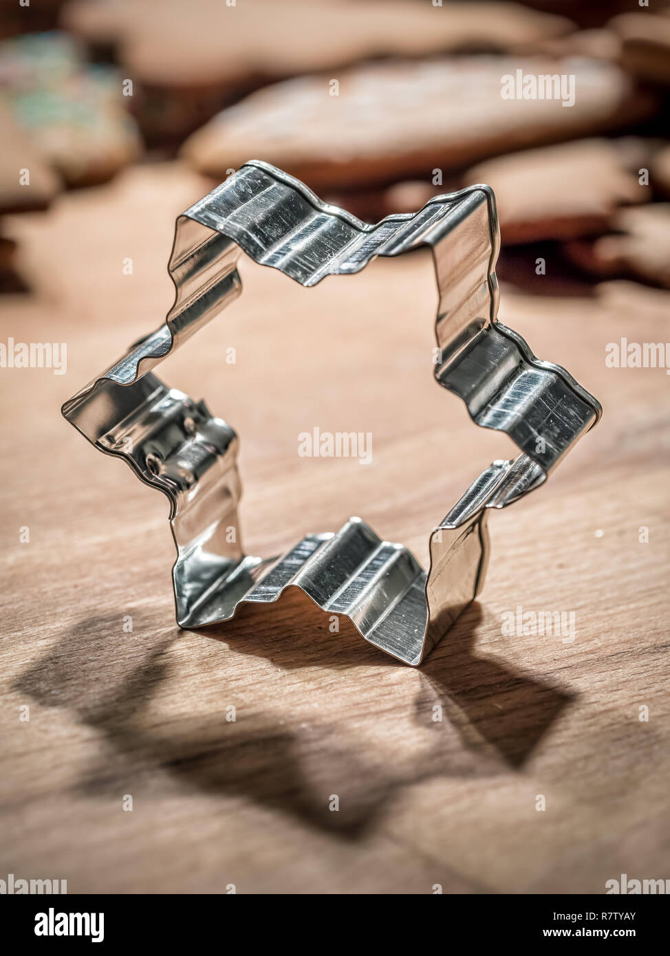 Sternförmige metall Cookie Cutter ein Holzbrett Stockfoto