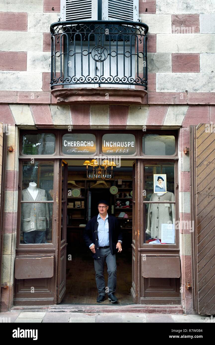 Frankreich, Pyrenees Atlantiques, Baskenland, Saint Jean Pied de Port, Bixente Inchauspé, Direktor des Baskischen Bettwäsche shop Cherbacho-Inchauspé und ehemalige Banker Stockfoto