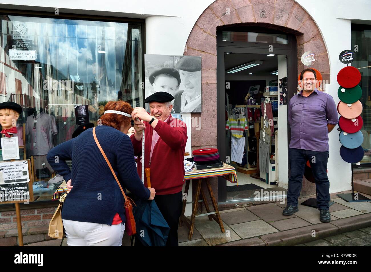 Frankreich, Pyrenees Atlantiques, Baskenland, Saint Jean Pied de Port, rue d'Espagne (Spanien Straße) auf dem Weg von St. James, der ehemalige Baskische Pelota grand chistera Meister Michel Cavier und seinem Vater Jean Cavier hier, die die Maßnahmen für eine Baskenmütze vor ihren Clothing Store Stockfoto