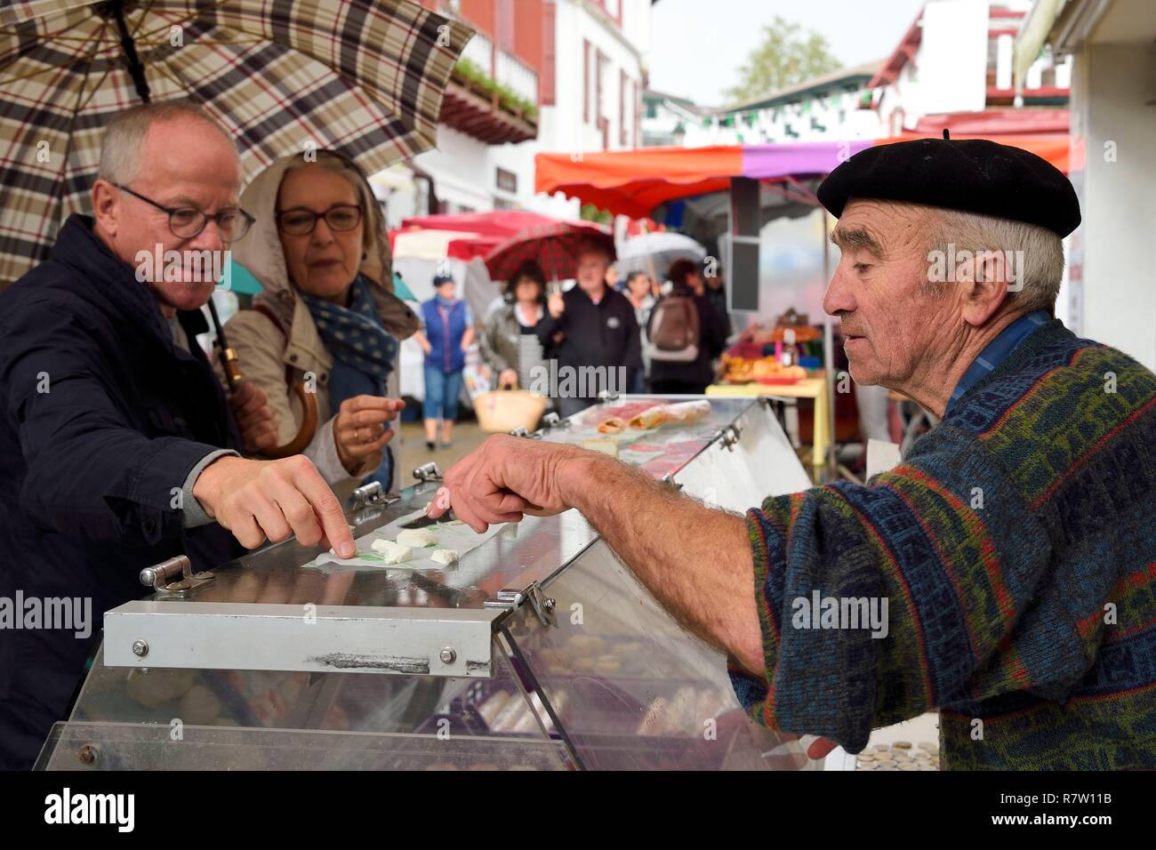 Frankreich, Pyrenees Atlantiques, Baskenland, Cambo les Bains, Markt Tag, Herr Indart aus Macaye seinen Ziegenkäse verkaufen auf dem Markt Stockfoto