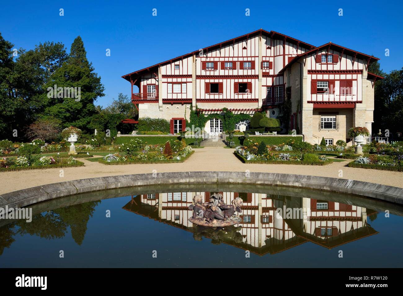 Frankreich, Pyrenees Atlantiques, Baskenland, Cambo-les-Bains, die Villa Arnaga und seinen Garten im französischen Stil, das Haus des Französischen Autors Edmond Rostand von neo-baskischen Stil und Museum Stockfoto