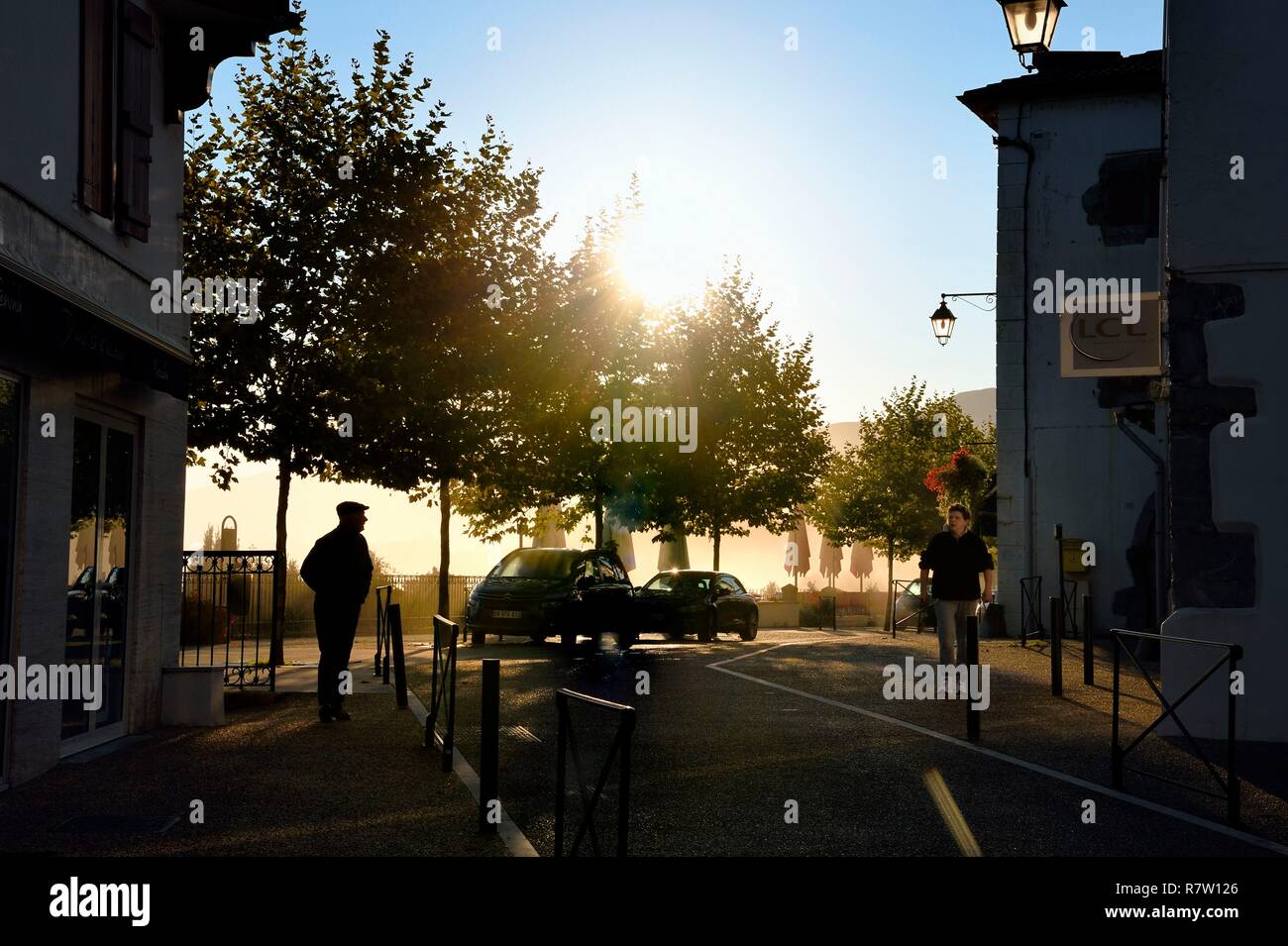 Frankreich, Pyrenees Atlantiques, Baskenland, Cambo-les-Bains, den Boulevard des Terrasses am Ufer der Nive in den frühen Morgenstunden Stockfoto