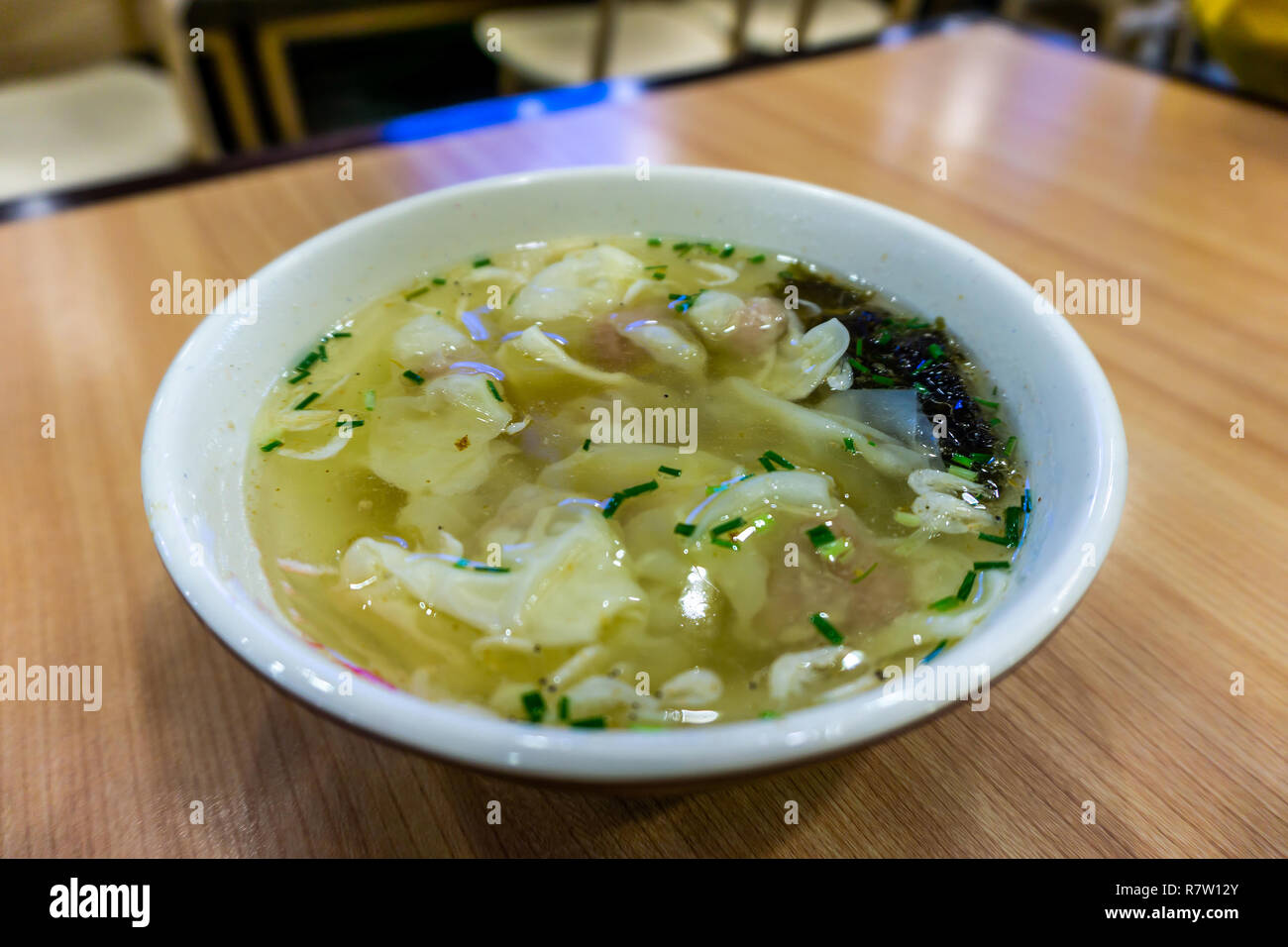 Köstliche chinesische Hundun Suppe in eine Schüssel mit Gemüse und Gewürze Stockfoto
