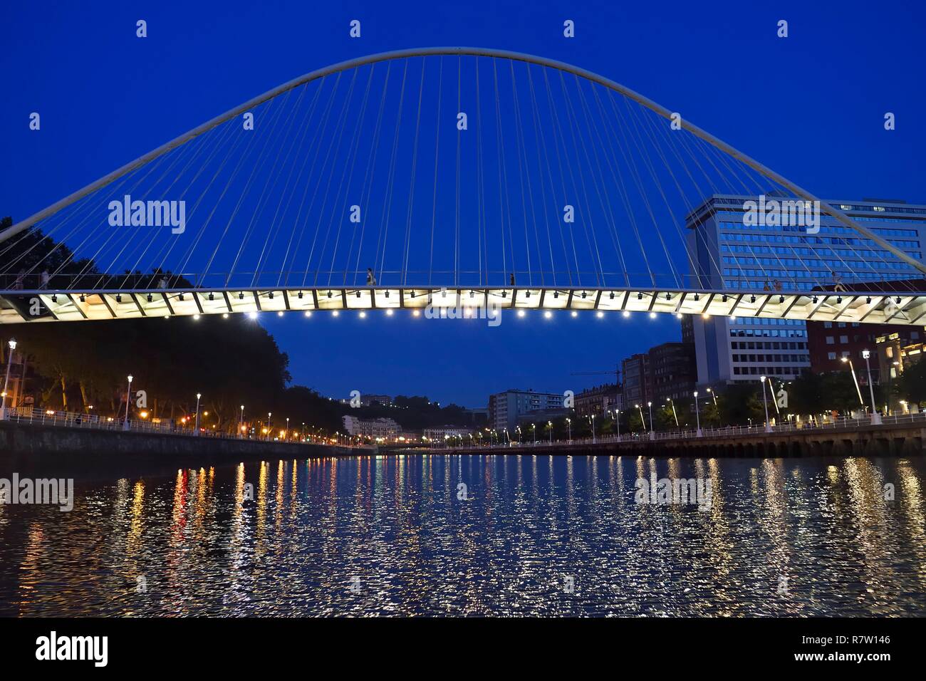 Spanien, Baskenland, Provinz Biscaya, Bilbao, Zubizuri ausgesetzt Fußgängerbrücke vom Architekten Santiago Calatrava über die Ria de Bilbao konzipiert Stockfoto
