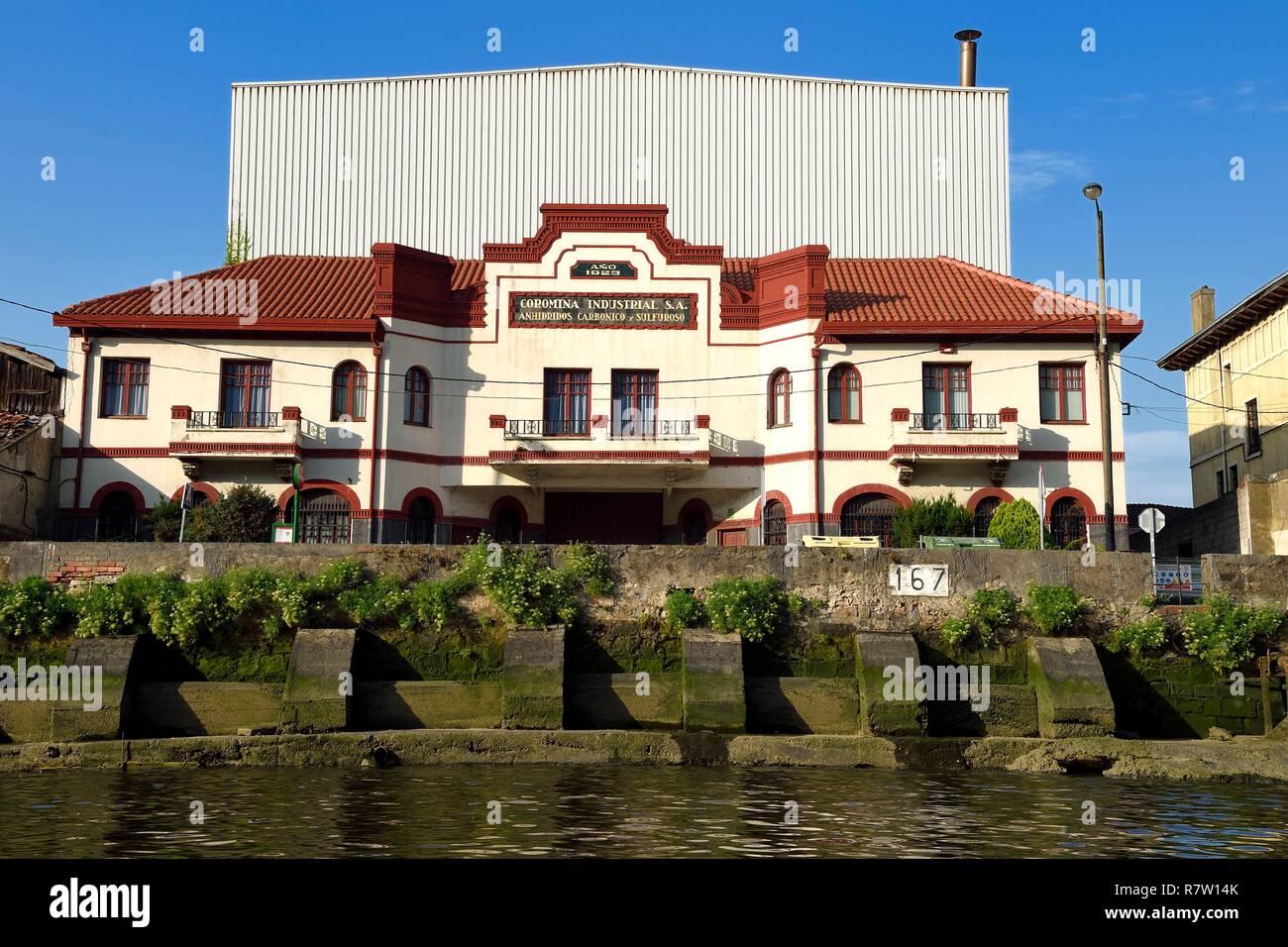 Spanien, Baskenland, Provinz Biscaya, Bilbao, bis der Fluss Nervion in Richtung Mund, Industriegebiet von Deusto, ehemaligen Industriegebäude Stockfoto