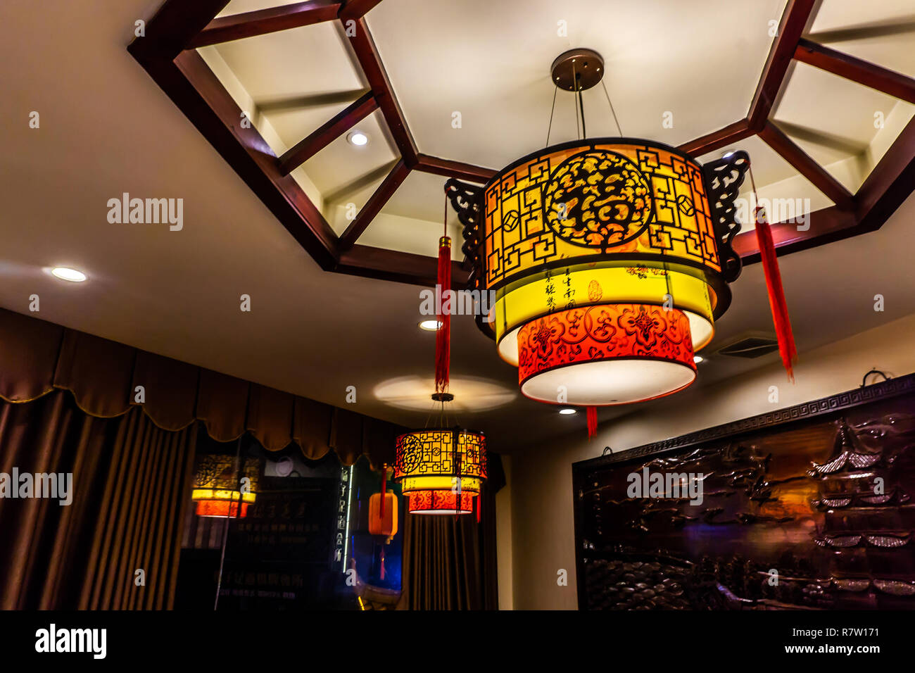 Traditionelle chinesische Buchstaben Ornamente Laterne Lampen mit  Beleuchtung an der Decke. Übersetzung: "Glück Stockfotografie - Alamy