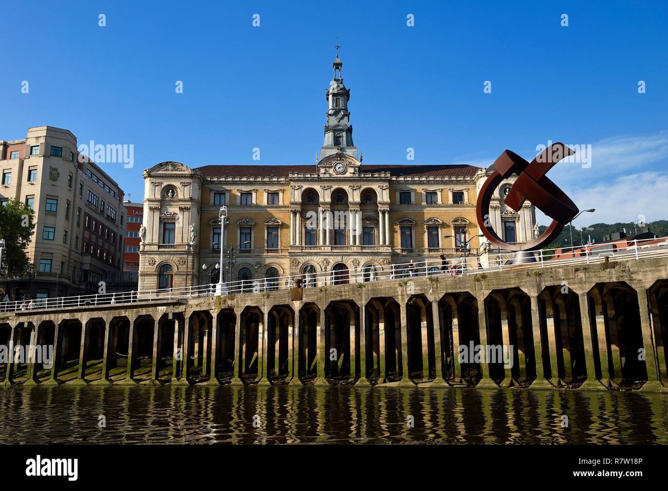 Spanien, Baskenland, Provinz Biscaya, Bilbao, das Rathaus in der Nähe des Ria de Bilbao Stockfoto