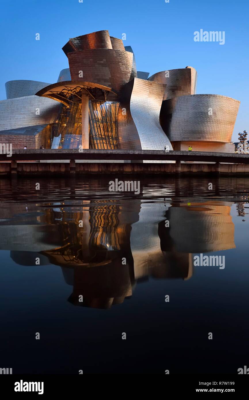 Spanien, Baskenland, Provinz Biscaya, Bilbao, das Guggenheim Museum von Frank Gehry entworfenen Stockfoto