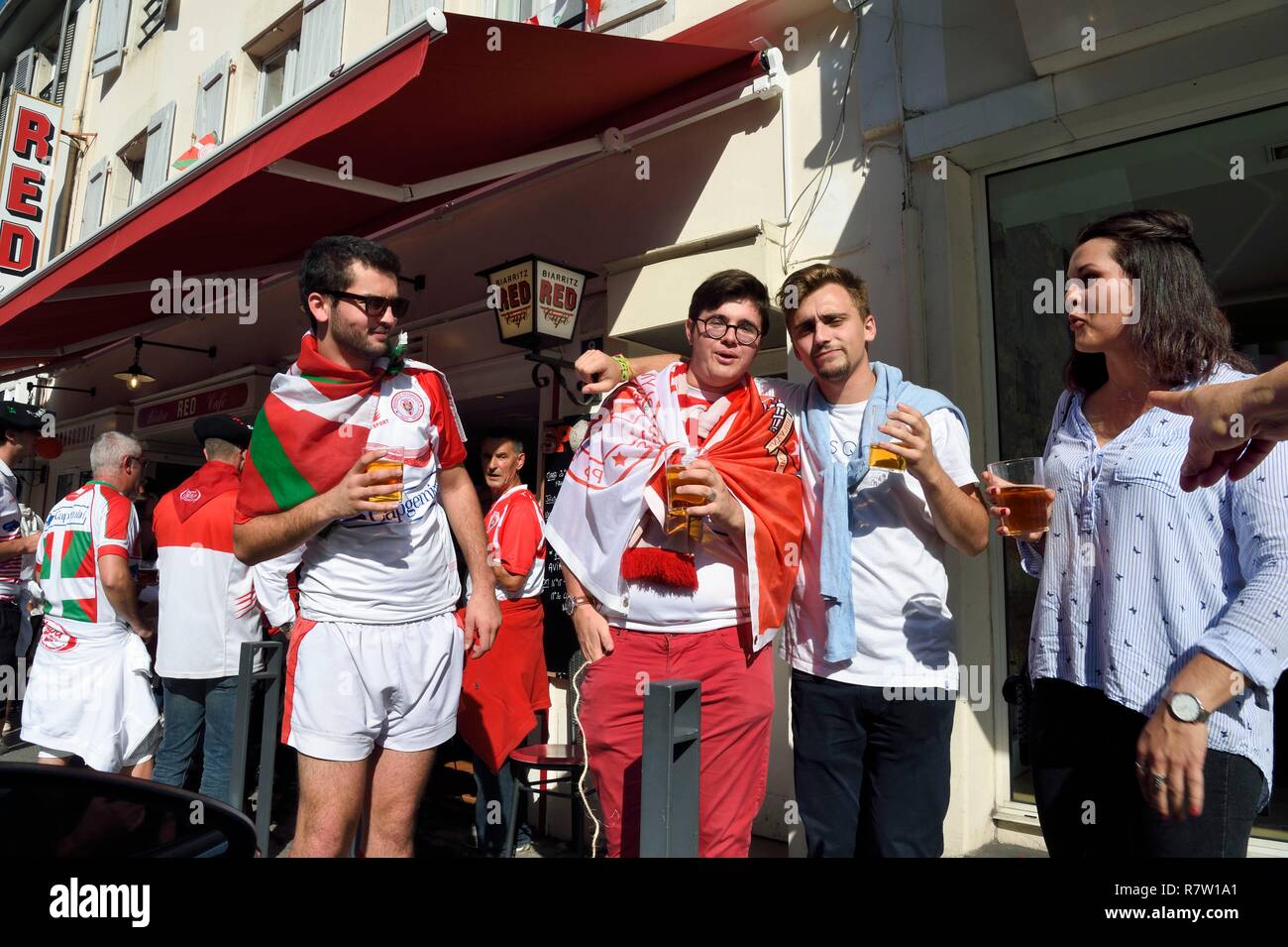 Frankreich, Pyrenees Atlantiques, Baskenland, Biarritz, Anhänger der Biarritz Olympique vor der Baskischen rugby Derby der Diese der Aviron Bayonnais widersetzen Stockfoto