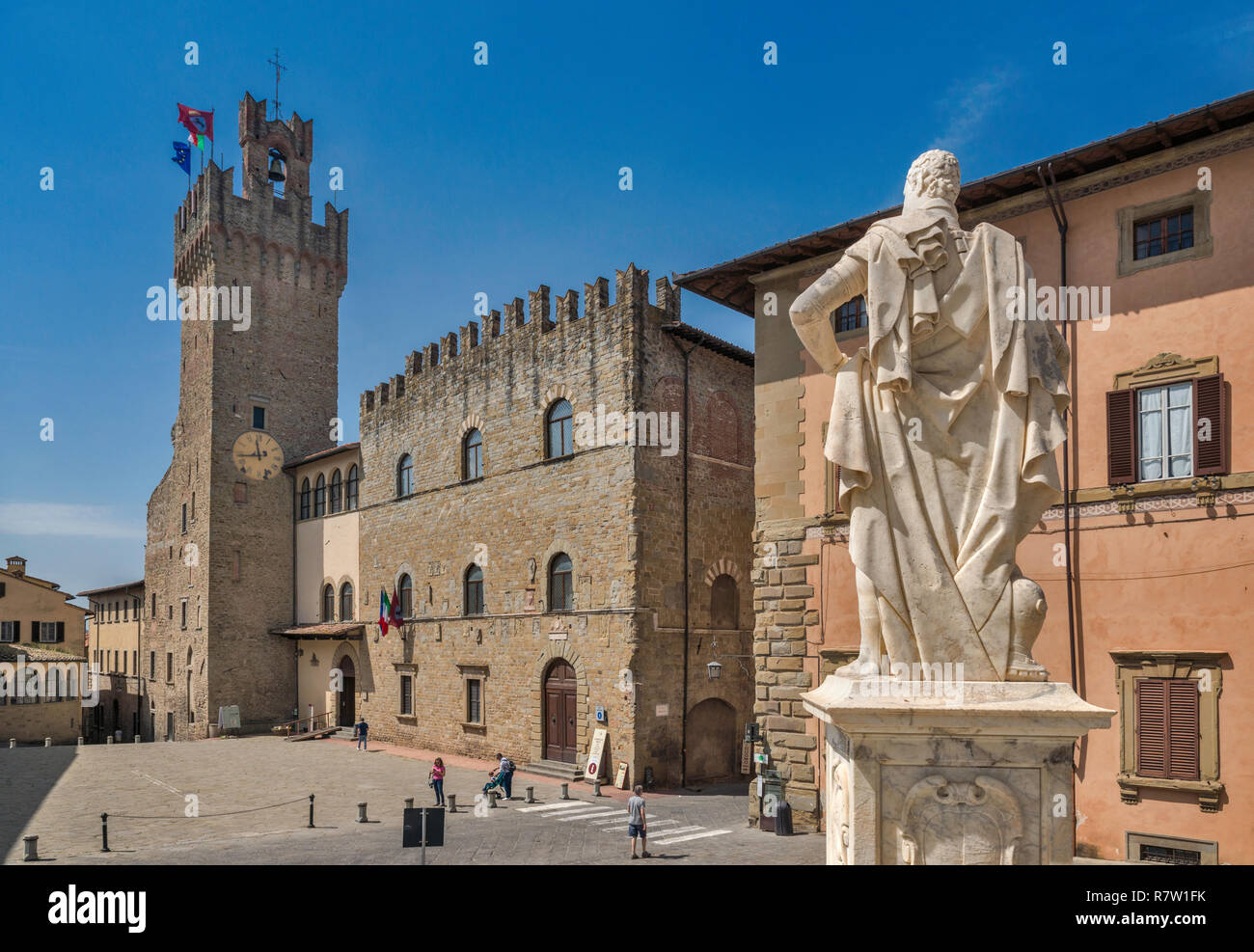Statue von Ferdinando I de Medici von Pietro Francavilla, 1595, Palazzo dei Priori (Palazzo Comunale), 1333, die Piazza del Duomo in Arezzo, Toskana, Italien Stockfoto