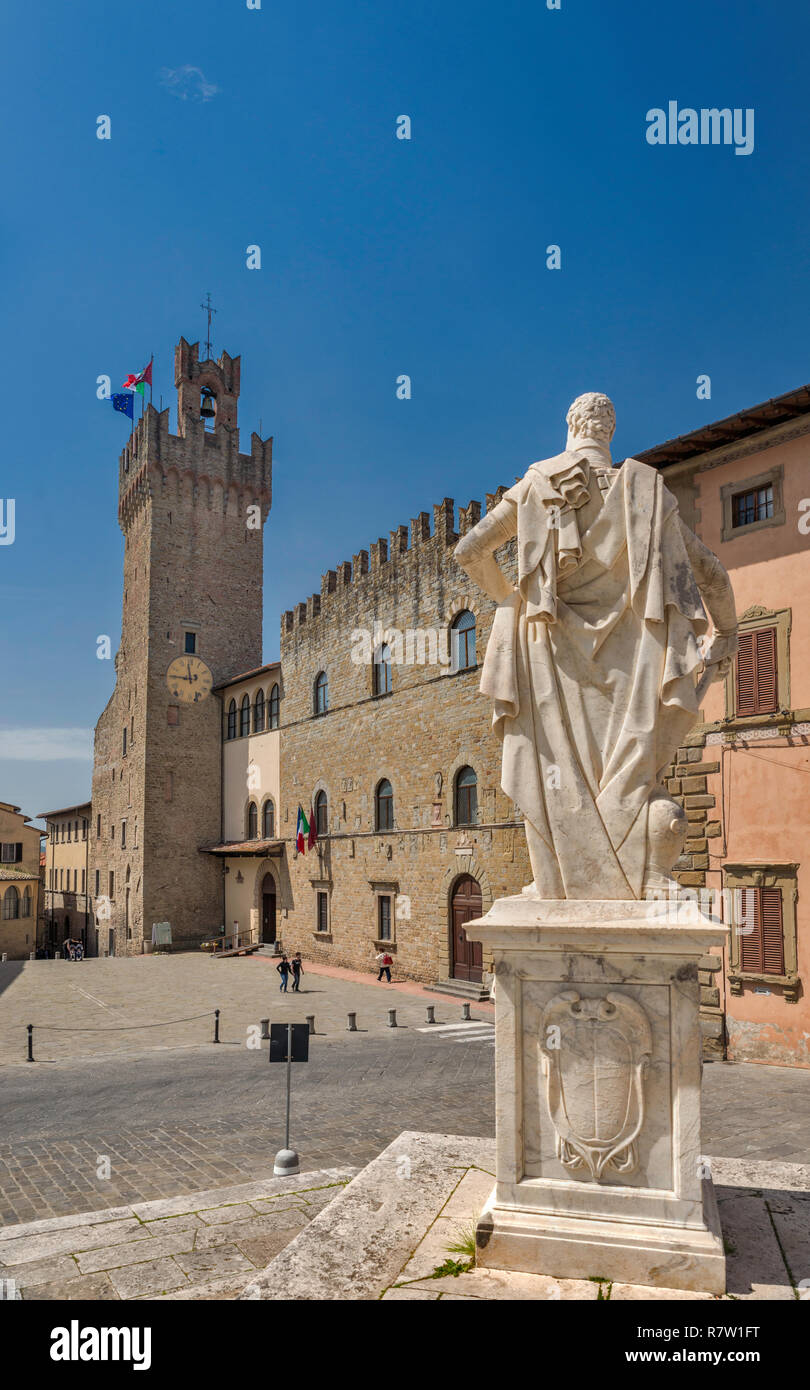 Statue von Ferdinando I de Medici von Pietro Francavilla, 1595, Palazzo dei Priori (Palazzo Comunale), 1333, die Piazza del Duomo in Arezzo, Toskana, Italien Stockfoto