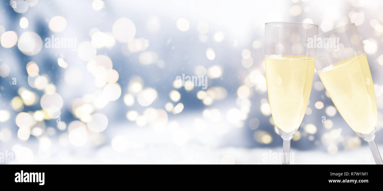 Champagner Gläser gegen Winter Hintergrund Stockfoto