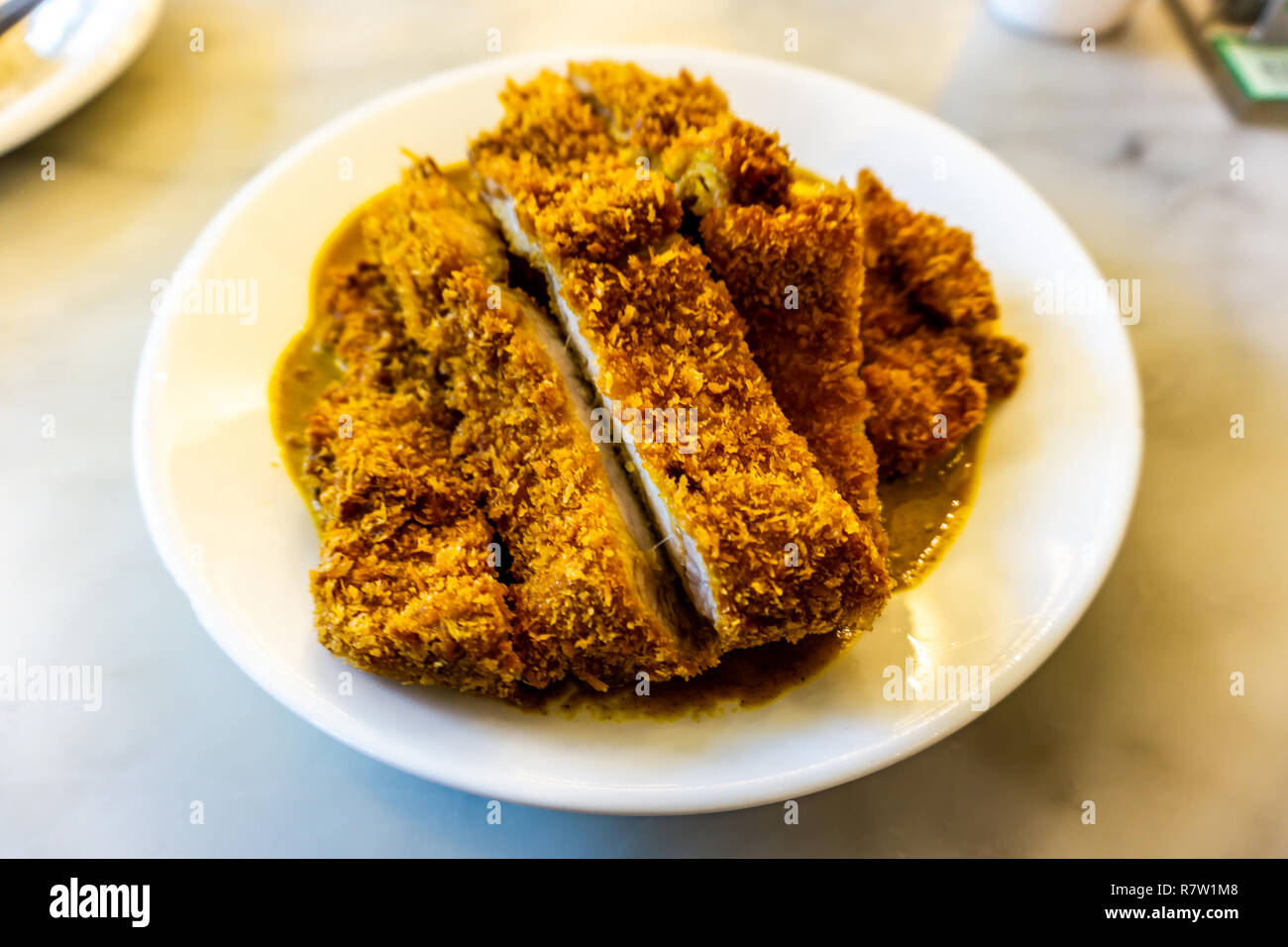 Frittierte Hong Kong Schweinekotelett mit Curry auf einer Platte Stockfoto