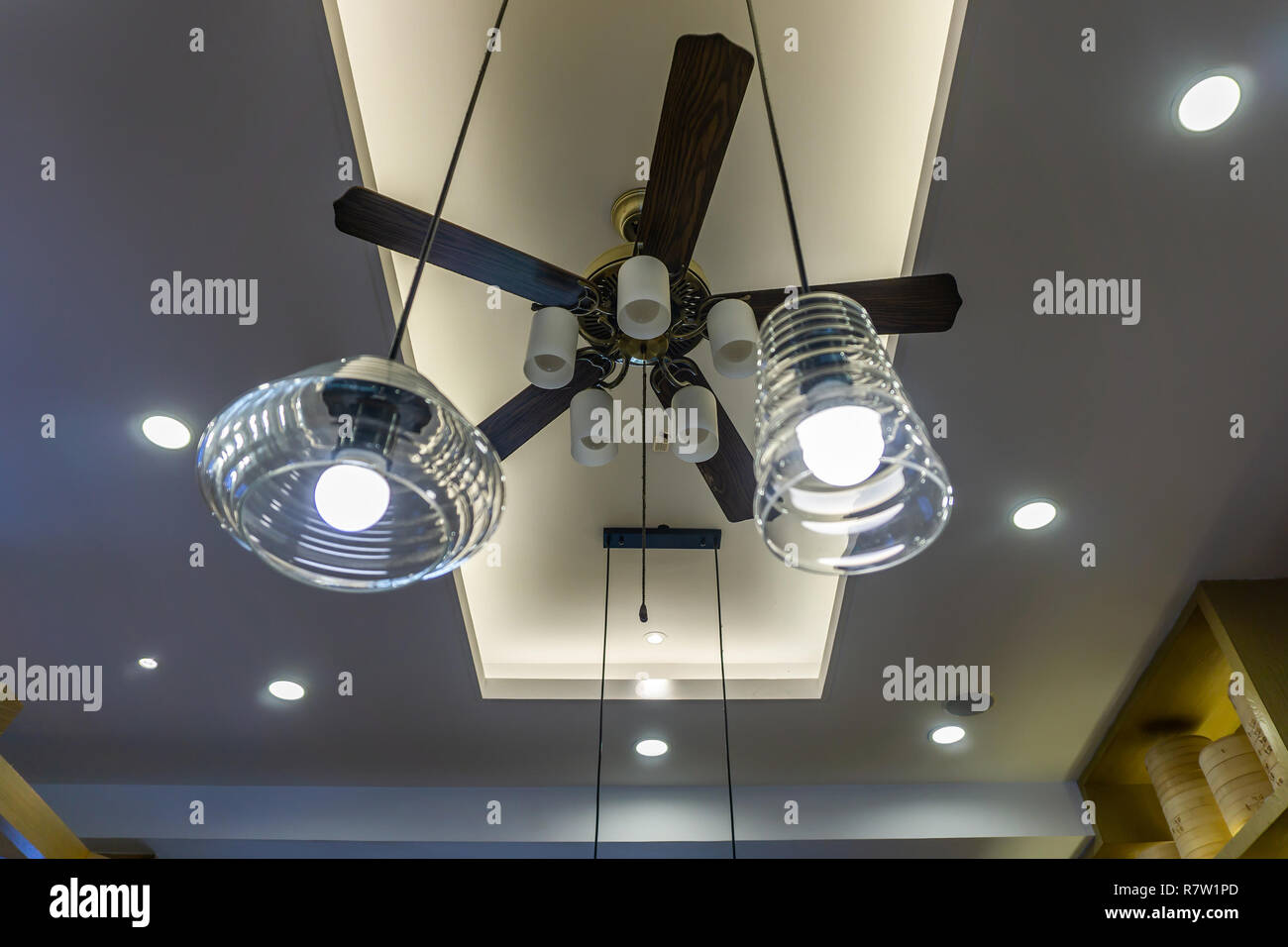 Malerische Innenraum Deckenventilator mit Hängeleuchter Eingeschaltet Stockfoto