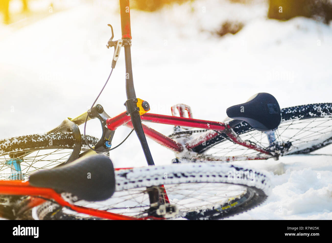 Gefallenes Fahrrad Im Winter Stockfotos und -bilder Kaufen - Alamy
