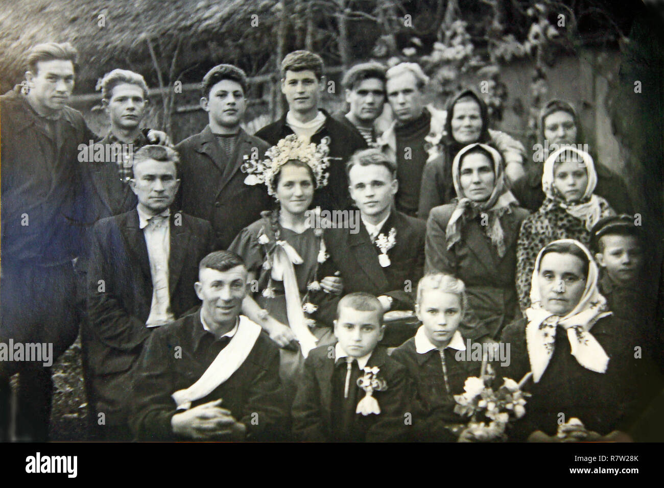 Vintage Foto der Gruppe von Menschen, die auf der Hochzeit. Schwarze und weiße alte Fotografie der Jungvermählten mit Menschen. Ukrainische Hochzeit um 1960. Vintage Foto Stockfoto