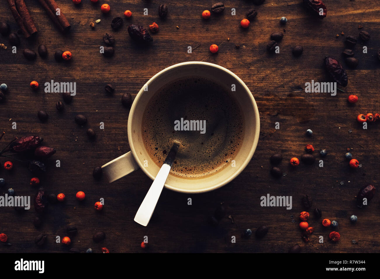 Blick von oben auf die Tasse und Löffel auf eine Tabelle mit Beeren, rustikalen Retro getonten Bild eingerichtet Stockfoto