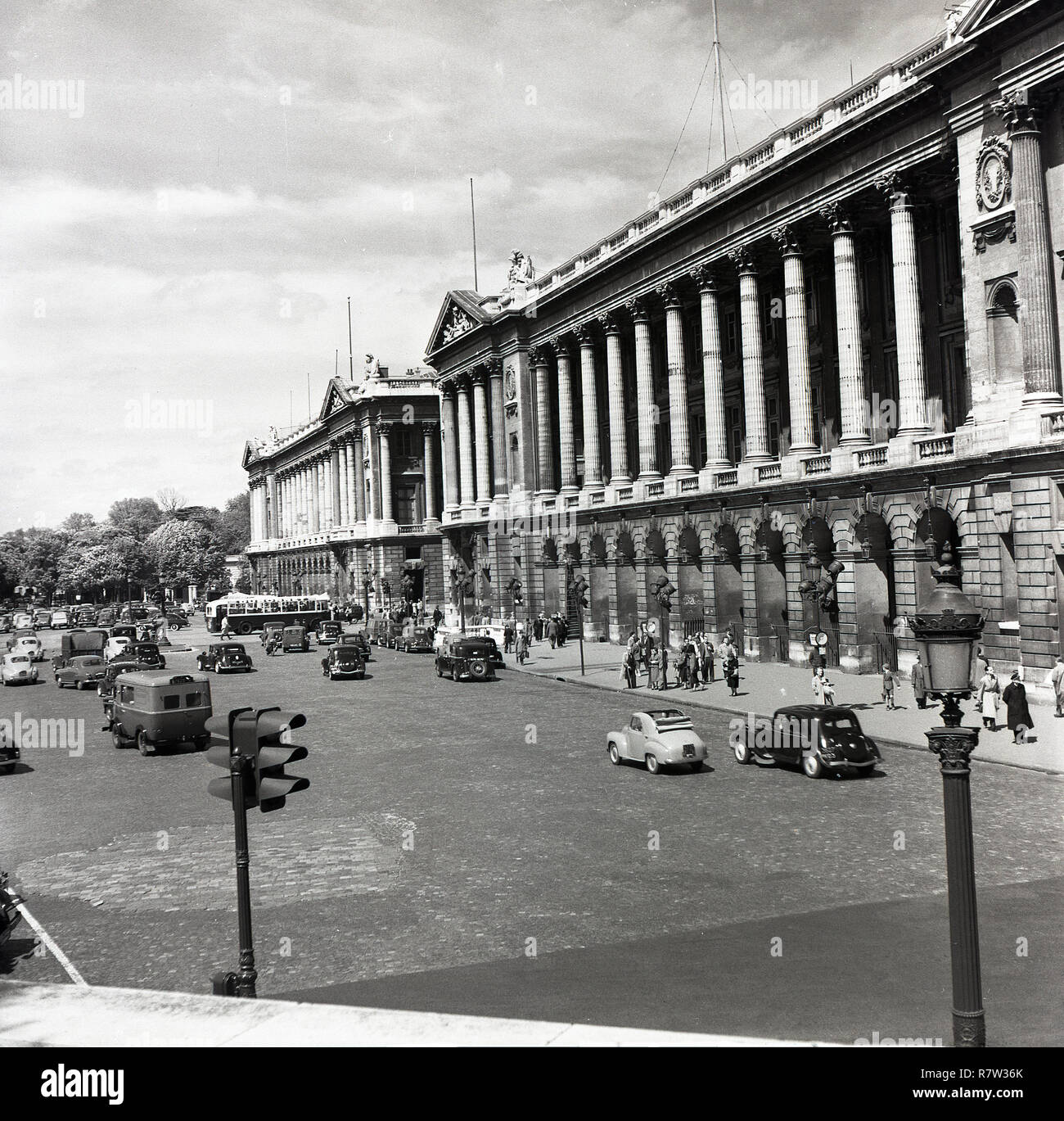 1950er Jahre, historische, Paris, Frankreich, Automobile in der Rue Royale in der berühmten Place de la Concorde - früher Place Louis XV - durch die großartige colonnadeds Gebäude des Hotel de la Marine und Hotel de Crillon, ursprünglich als Palast für Louis XV 1758 entworfen, übersehen. Der öffentliche Platz ist der größte Platz in Paris. Stockfoto