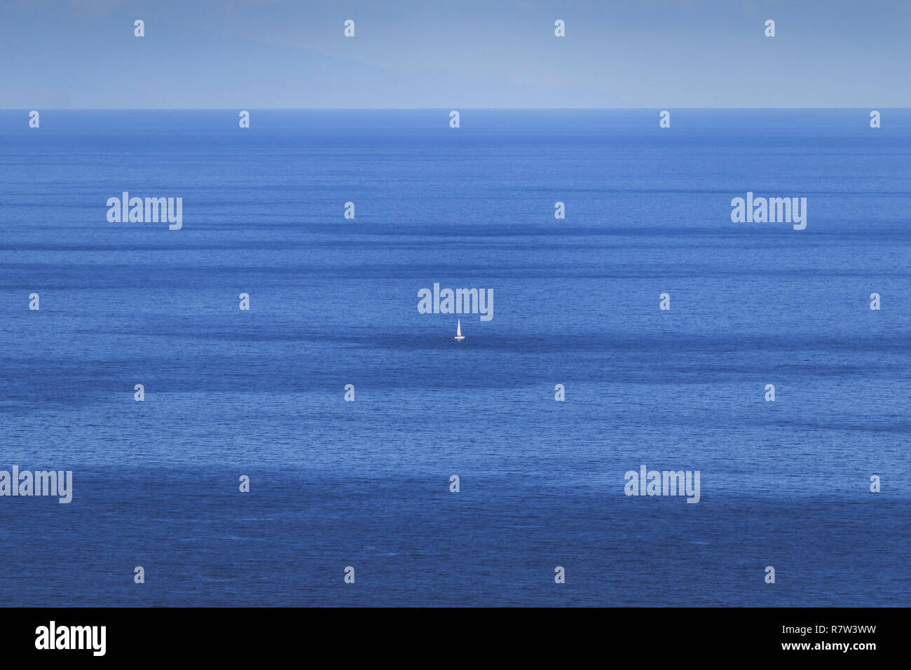 Kleine weiße Schiff in der Mitte der Ruhe Atlantik Stockfoto