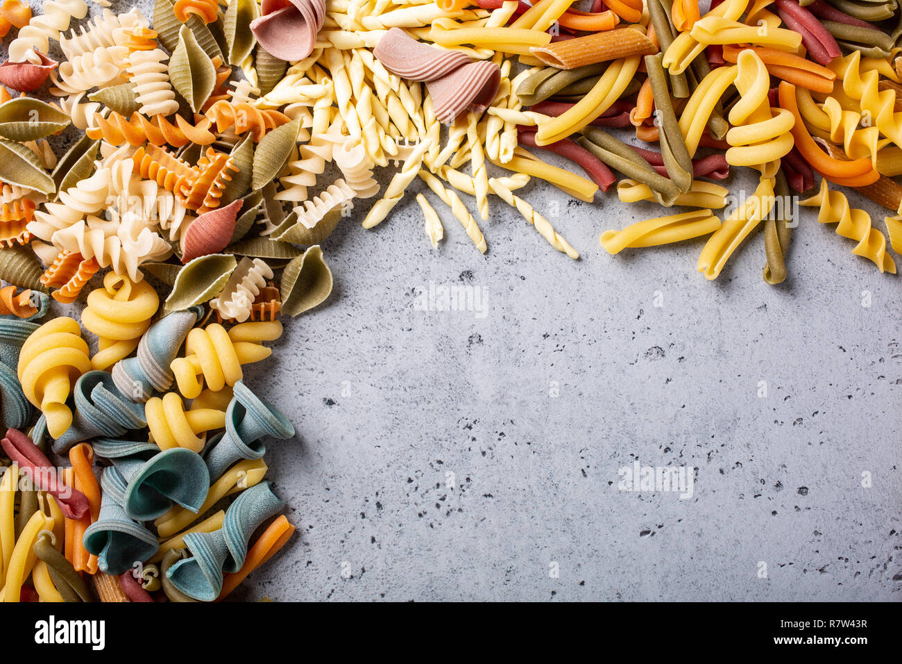 Sortierte bunte italienischen Pasta. Gesundes essen Hintergrund Konzept für Menü, Cafe, Restaurant. Kopieren Sie Raum, Flach, Ansicht von oben. Stockfoto