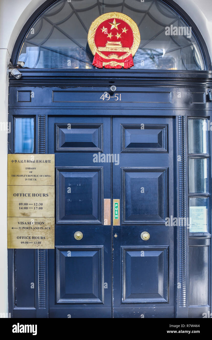 Botschaft der Volksrepublik China in Großbritannien, Portland Place, London. Hoheitszeichen in der Volksrepublik China über der Tür Stockfoto