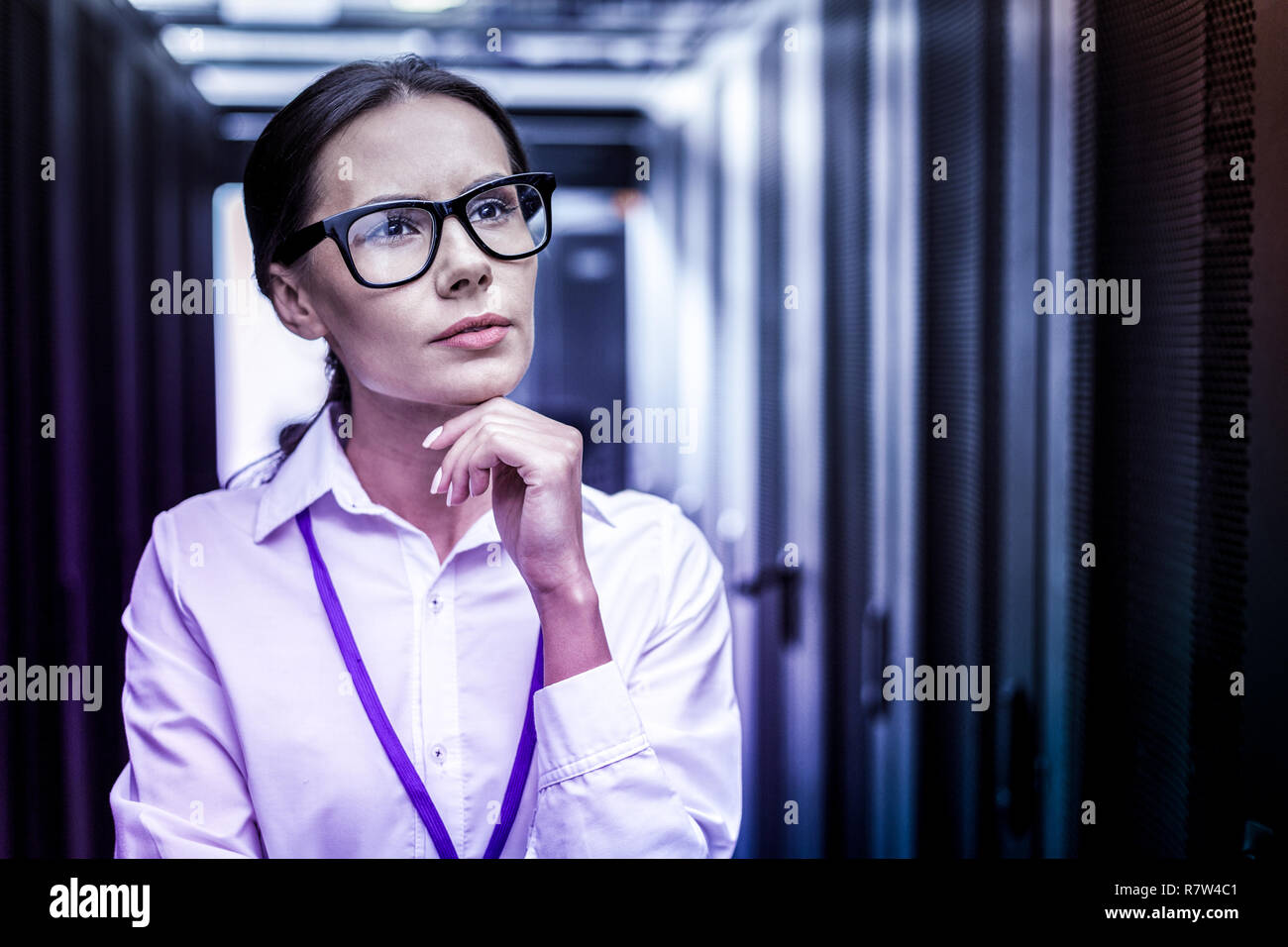 Angenehme smart Polizei agent über den Fall denken Stockfoto