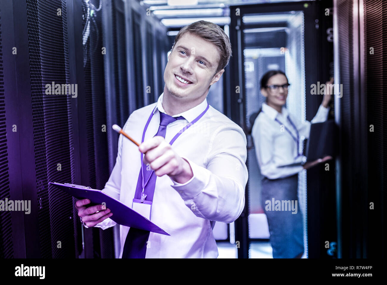 Netter Mann mit einem Bleistift in der Hand begeistert Stockfoto