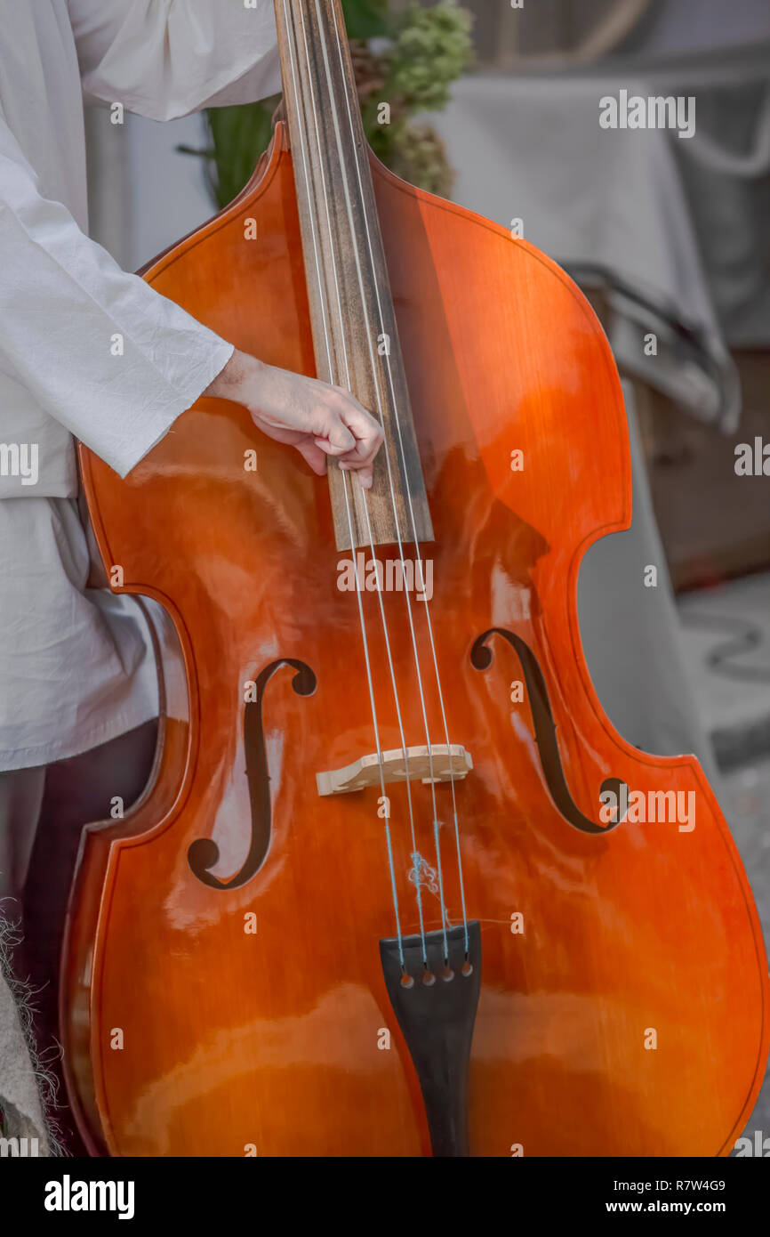 Ansicht der Person spielen Kontrabass auf der Straße... Stockfoto