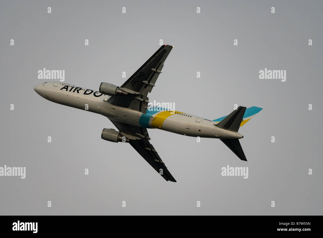 Tokio, Japan - OCT. 7, 2018: AirDo Boeing 767-300, die vom Haneda International Airport in Tokio, Japan. Stockfoto