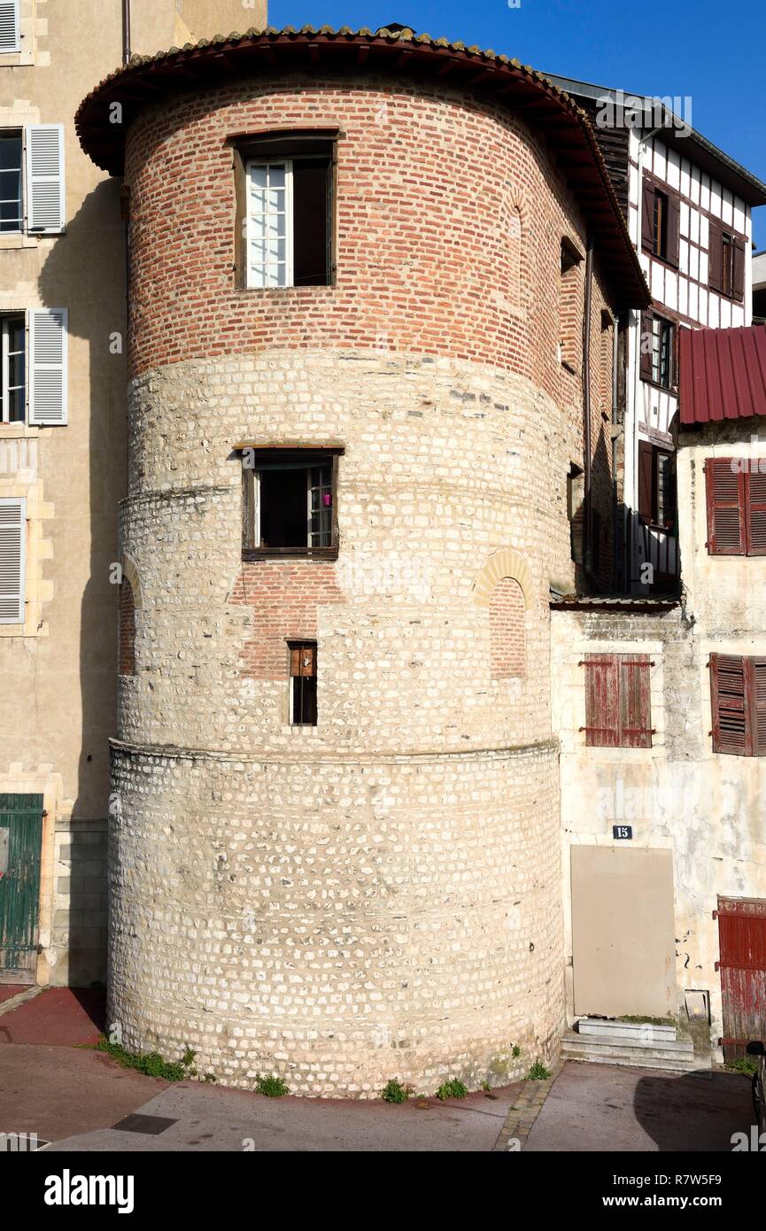 Frankreich, Pyrenees Atlantiques, Baskenland, Bayonne, alte Stadtmauer Turm in einem Gebäude in der Tour de Sault Straße integriert Stockfoto