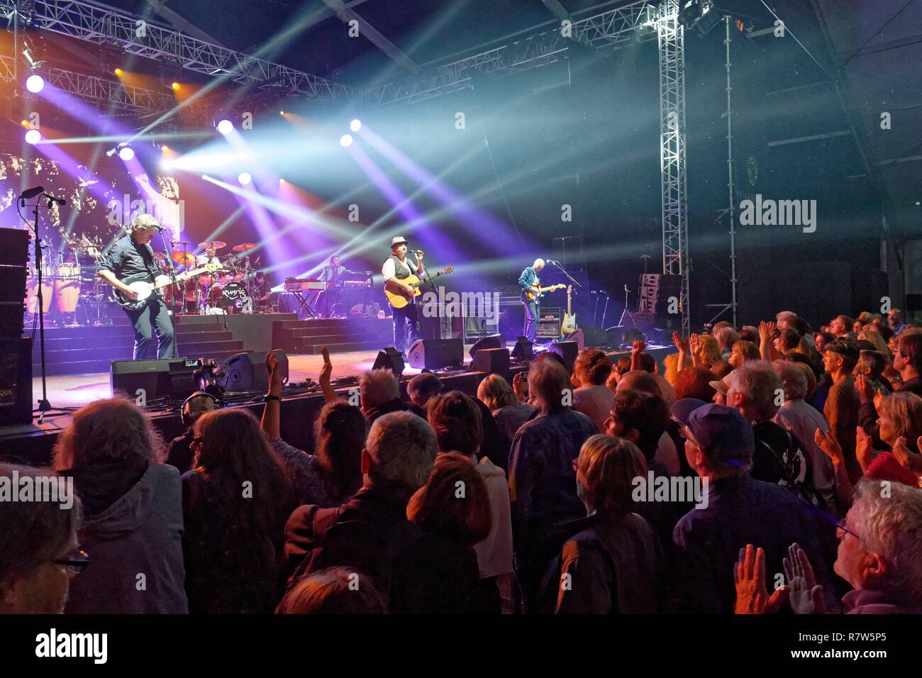 Frankreich, Morbihan, Lorient, Interkeltisches Festival, Celtic Music Festival, das jedes Jahr in Lorient und sammelt Dutzende von Gruppen von Ländern und Regionen keltischen Ursprungs für zehn Tage während der ersten Hälfte des August, Konzert von Runrig ist eine schottische Celtic Folk Rock Gruppe Stockfoto