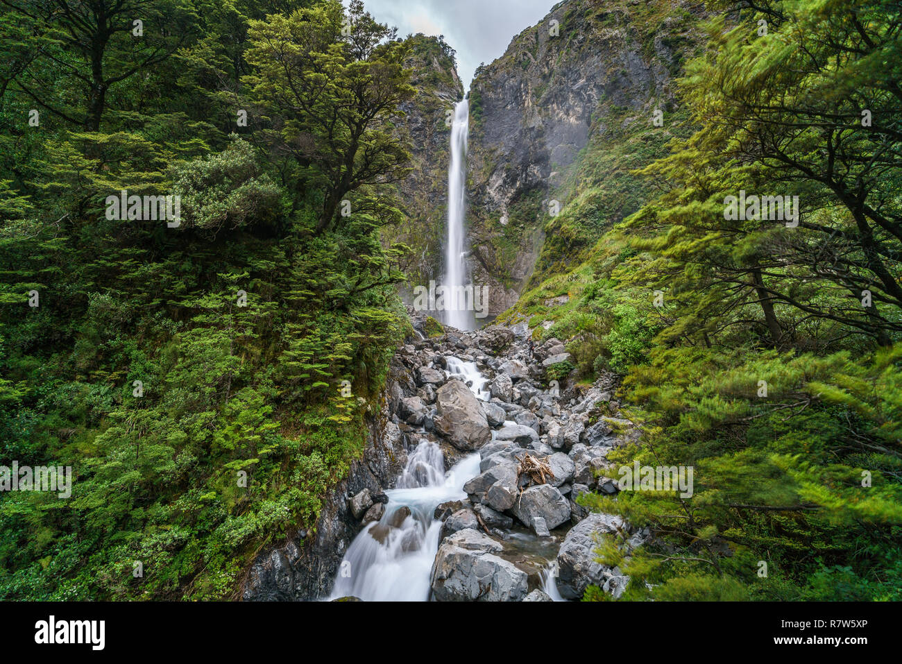 Wandern in den Bergen. Devils Punchbowl Wasserfall, arthurs Pass, Neuseeland Stockfoto