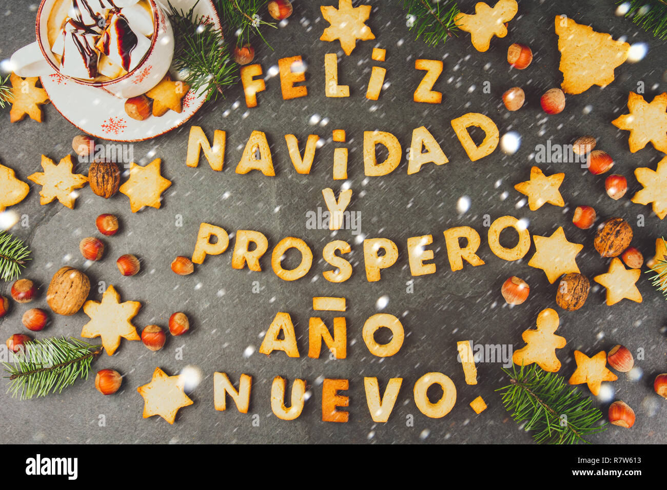 Feliz Navidad En Spanischen Cookies Worter Frohe Weihnachten Und Guten Rutsch Ins Neue Jahr En Spanisch Mit Gebackenen Platzchen Weihnachten Karte Der Hispanischen Lander Der Ansicht Von Oben Stockfotografie Alamy