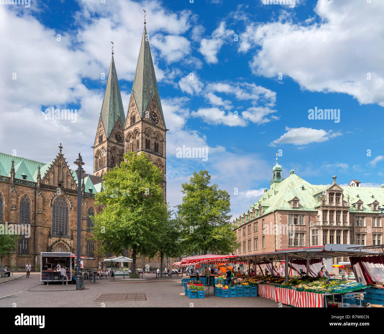 Marktstände am Domshof mit der Rückseite des Rathauses (Rathaus) zu den Rechten und der Kathedrale auf der linken Seite, Bremen, Deutschland Stockfoto