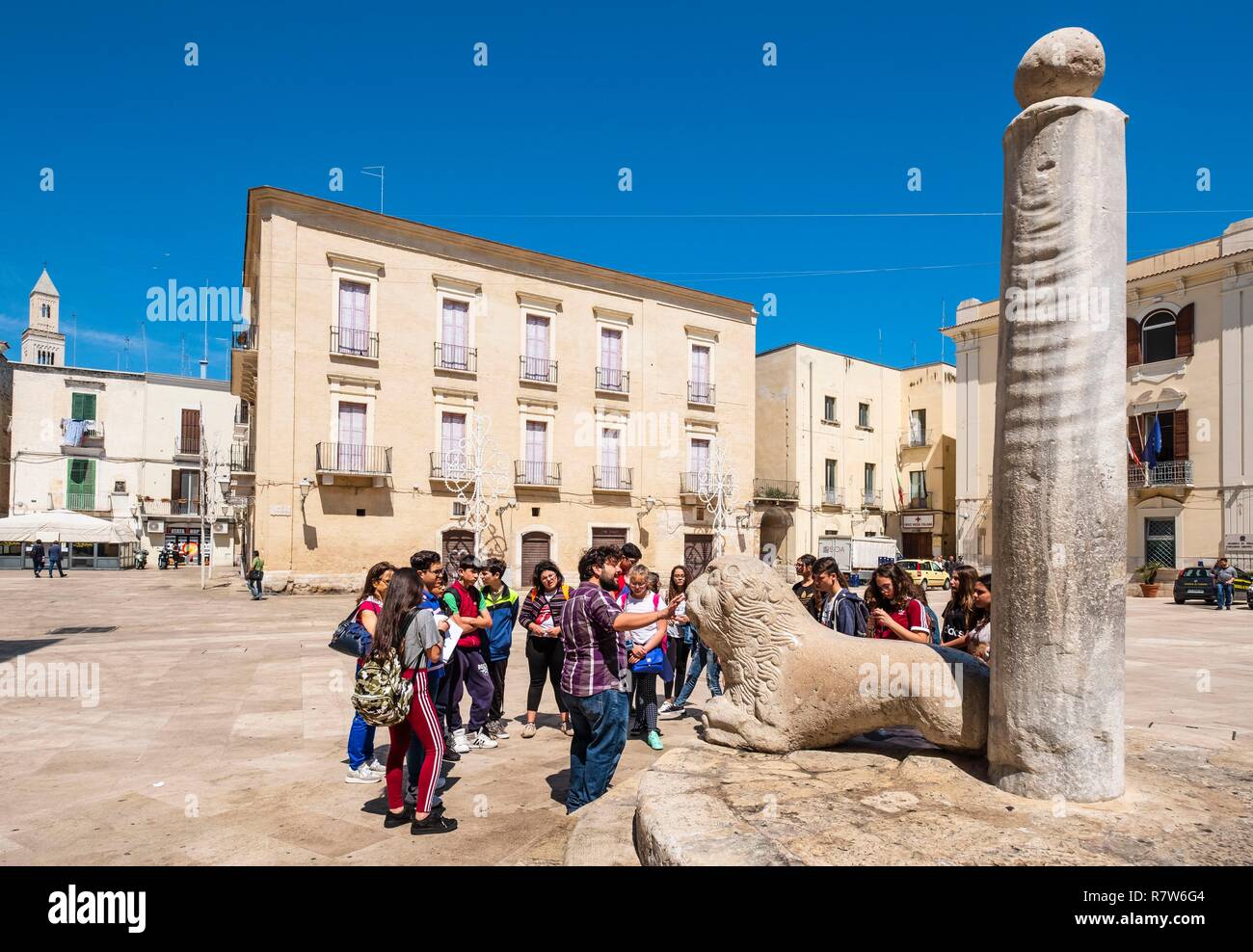 Italien, Apulien, Bari, Altstadt oder Bari Vecchia, Piazza Mercantile, den berüchtigten Spalte und der Löwe der Gerechtigkeit, der Ort der öffentlichen Bestrafung von Schuldnern, die in den mittelalterlichen Zeiten Stockfoto
