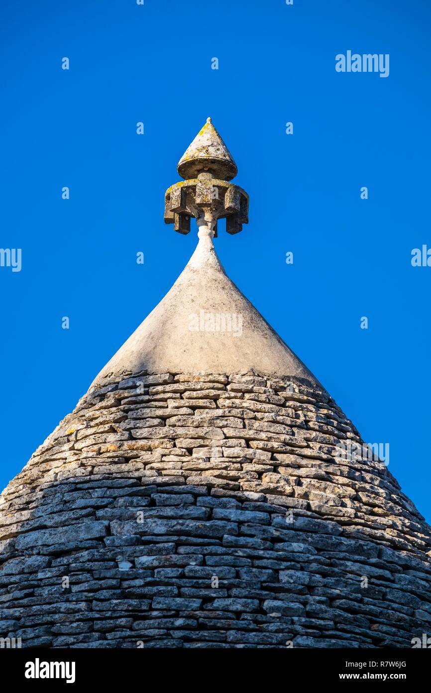 Italien, Apulien, Itriatal, Alberobello, Weltkulturerbe der UNESCO für die Trulli Bezirk, Wohnungen aus trockenen Steine mit einem kegelförmigen Dach bedeckt mit Kalkstein lauzes Stockfoto