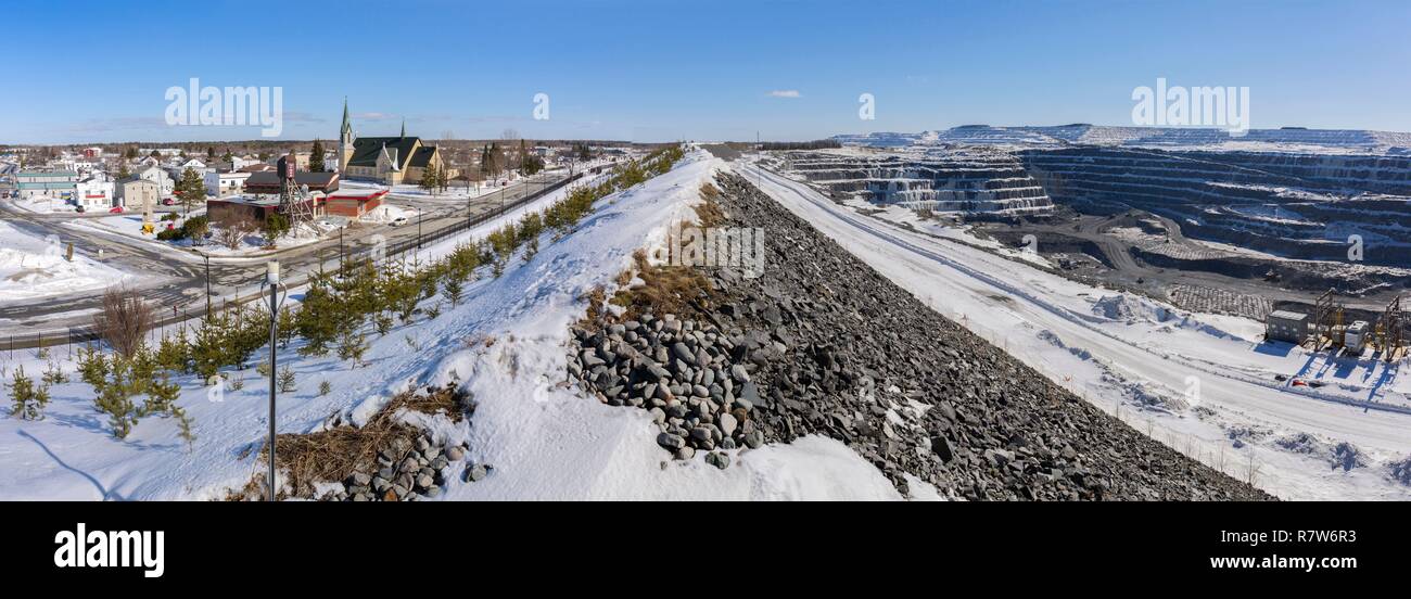 Kanada, Provinz Quebec, Abitibi Témiscamingue Region Abitibi, Malartic, das Dorf und seine Kirche, das Mineralogische Museum der Abitibi Témiscamingue, rechts die Canadian Malartic Goldmine, Tagebau Stockfoto Kanada, Provinz Quebec, Abitibi Témiscamingue Region Abitibi, Malartic, das Dorf und seine Kirche, das Mineralogische Museum der Abitibi Témiscamingue, rechts die Canadian Malartic Goldmine, Tagebau Stockfoto