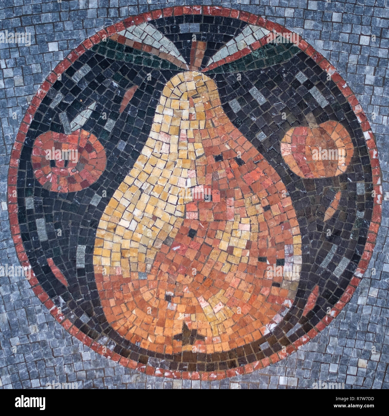 Kreisförmige Mosaik mit einem Design im Zentrum. Misaic Stock. Mosaik Design. Stockfoto