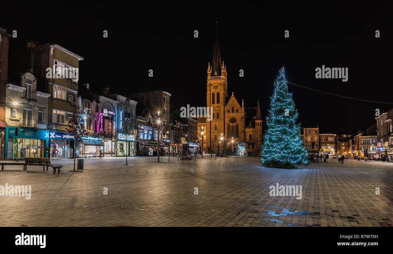 Extra großes Panorama von Miroir Platz mit einem geschmückten Weihnachtsbaum bei Nacht Stockfoto