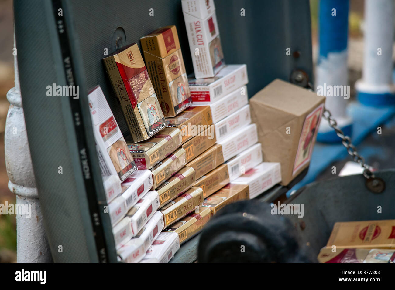 Eine street Hersteller Anzeige der Billig cigerettes aus dem Koffer als Einzel-/lose oder ganze Packungen in den Straßen von Mumbai Indien verkauft. Stockfoto