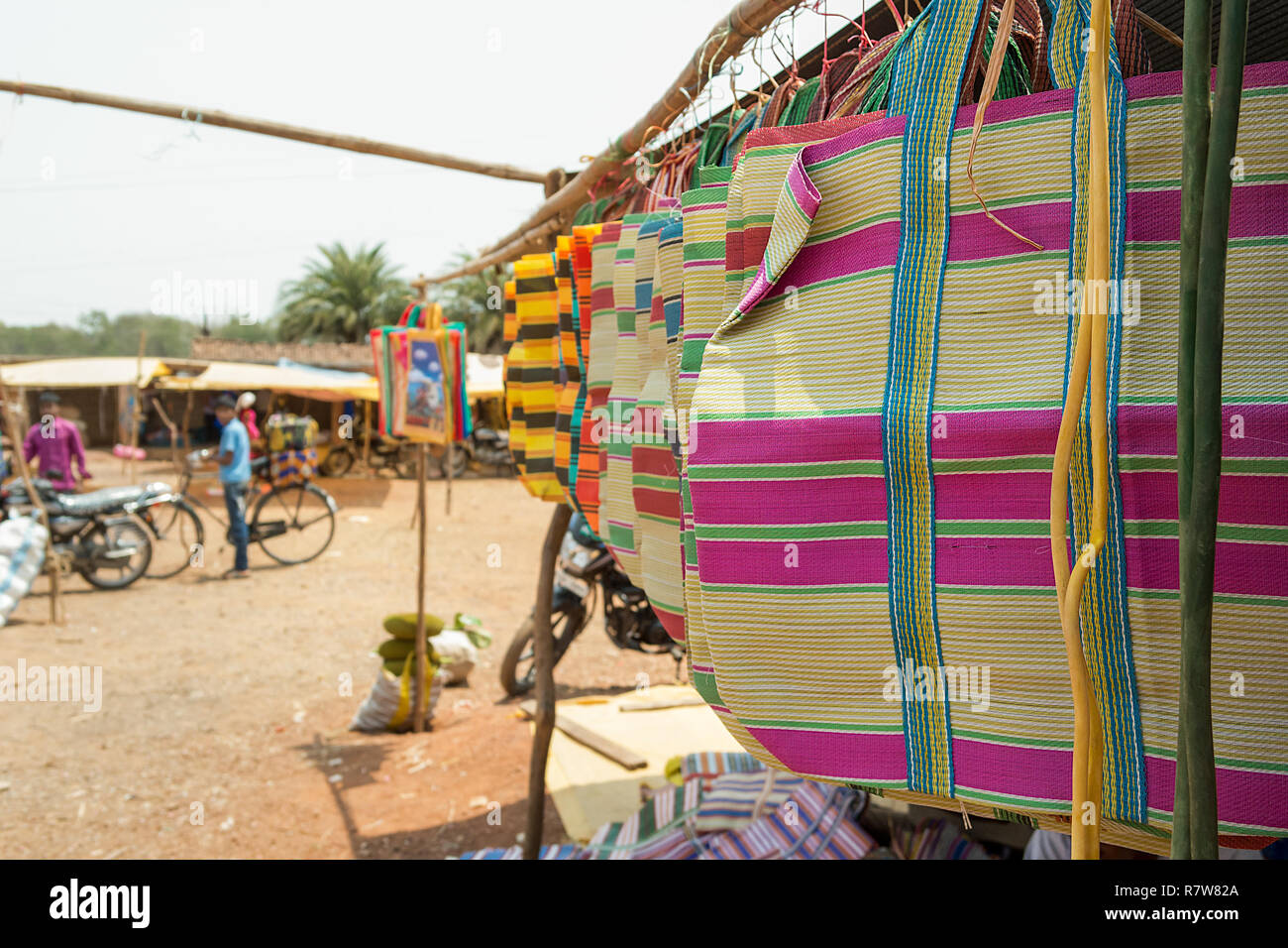 Eine Anzeige der bunten woven Einkaufstaschen auf Anzeige an einem lokalen Dorf Markt in Südindien. Stockfoto