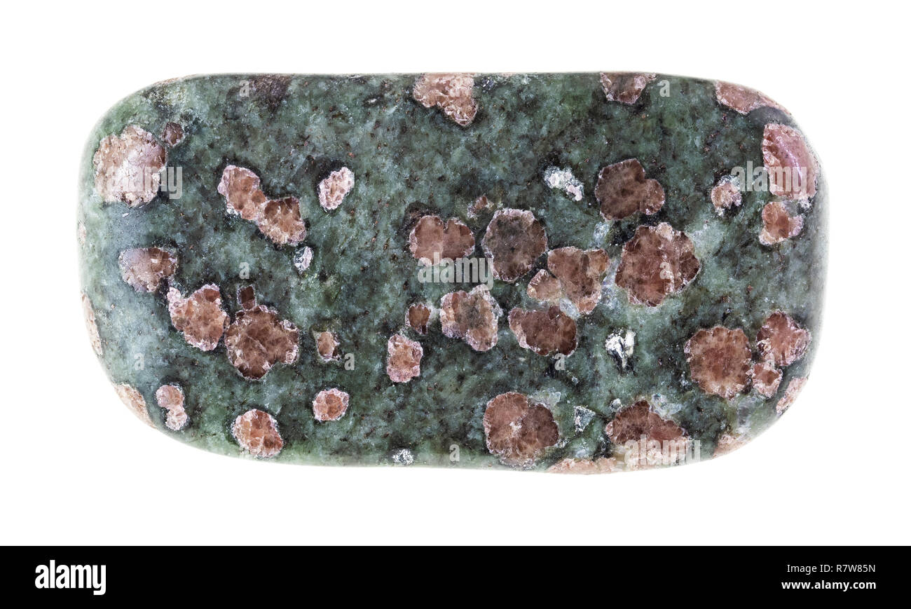 Makrofotografie von natürlichen Mineral aus geologische Sammlung - trommelsteine eclogite Edelstein auf weißem Hintergrund Stockfoto
