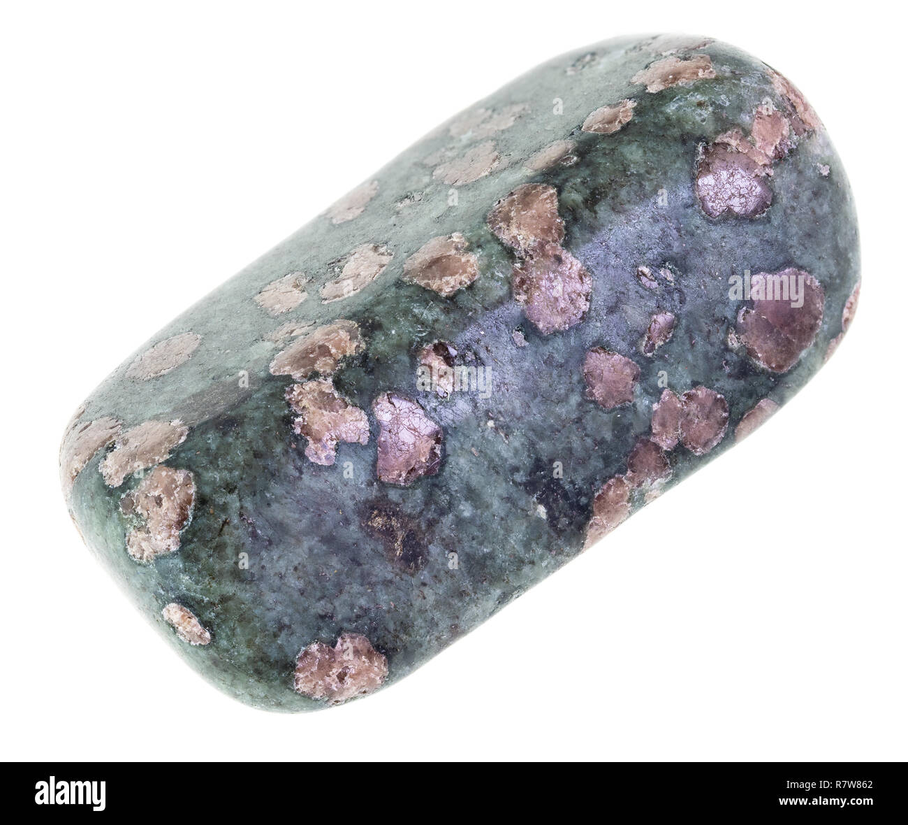 Makrofotografie von natürlichen Mineral aus geologische Sammlung - polierte eclogite Edelstein auf weißem Hintergrund Stockfoto