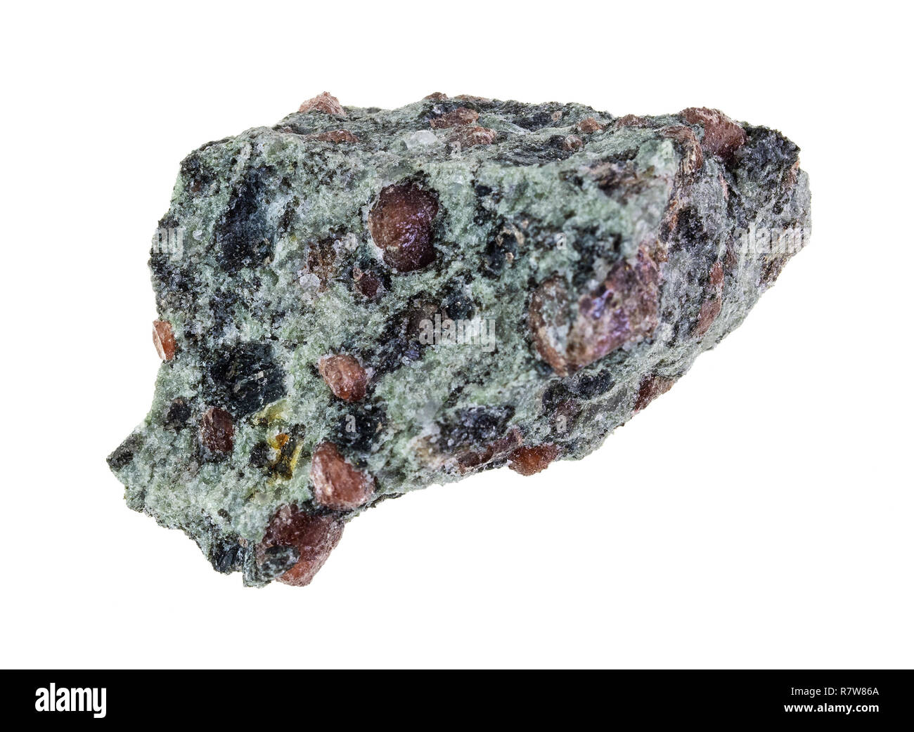 Makrofotografie von natürlichen Mineral aus geologische Sammlung - raw eclogite Stein auf weißem Hintergrund Stockfoto
