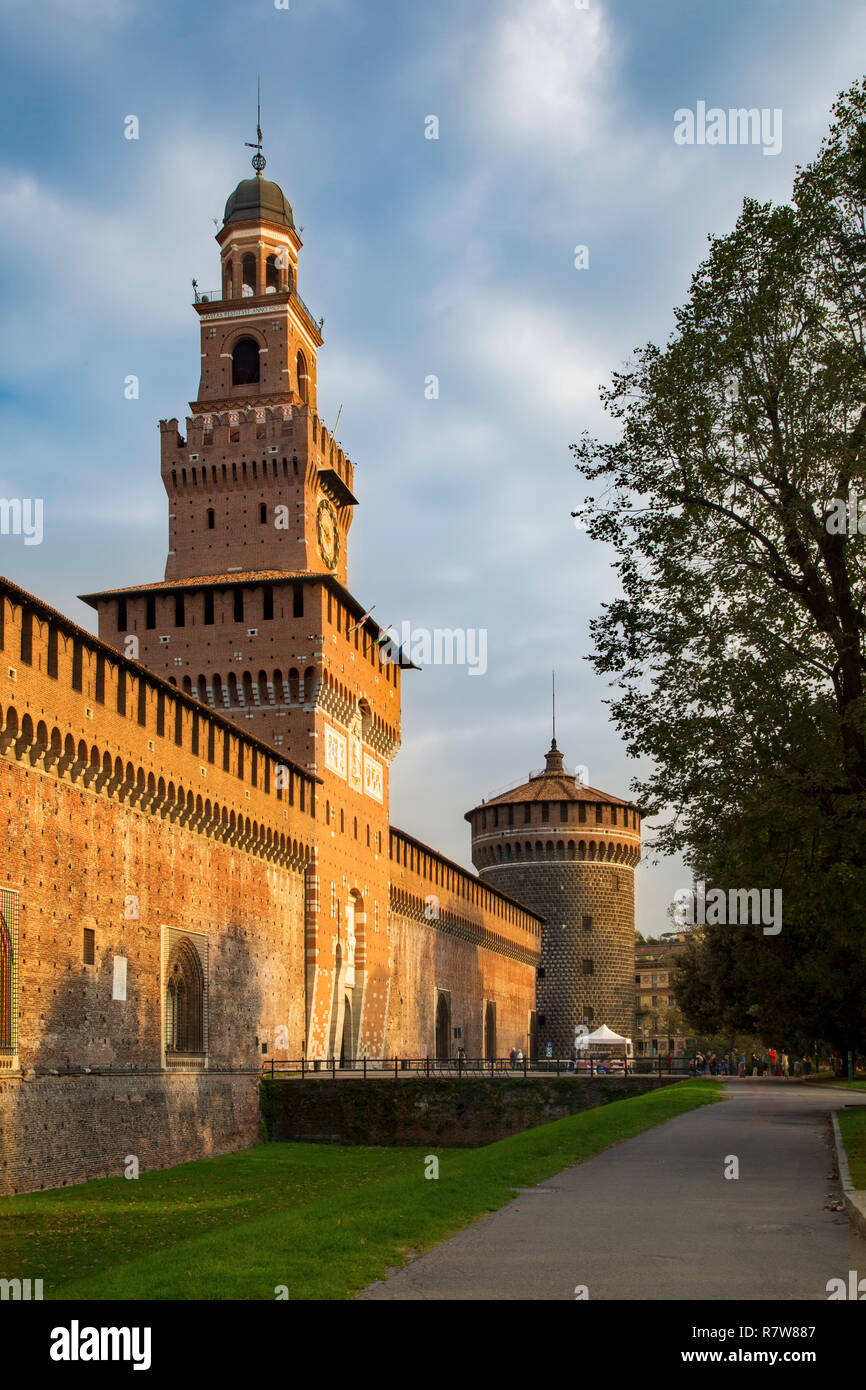 Dawn Sonnenlicht auf die Mauern des Castello Sforzesco, Mailand, Lombardei, Italien Stockfoto