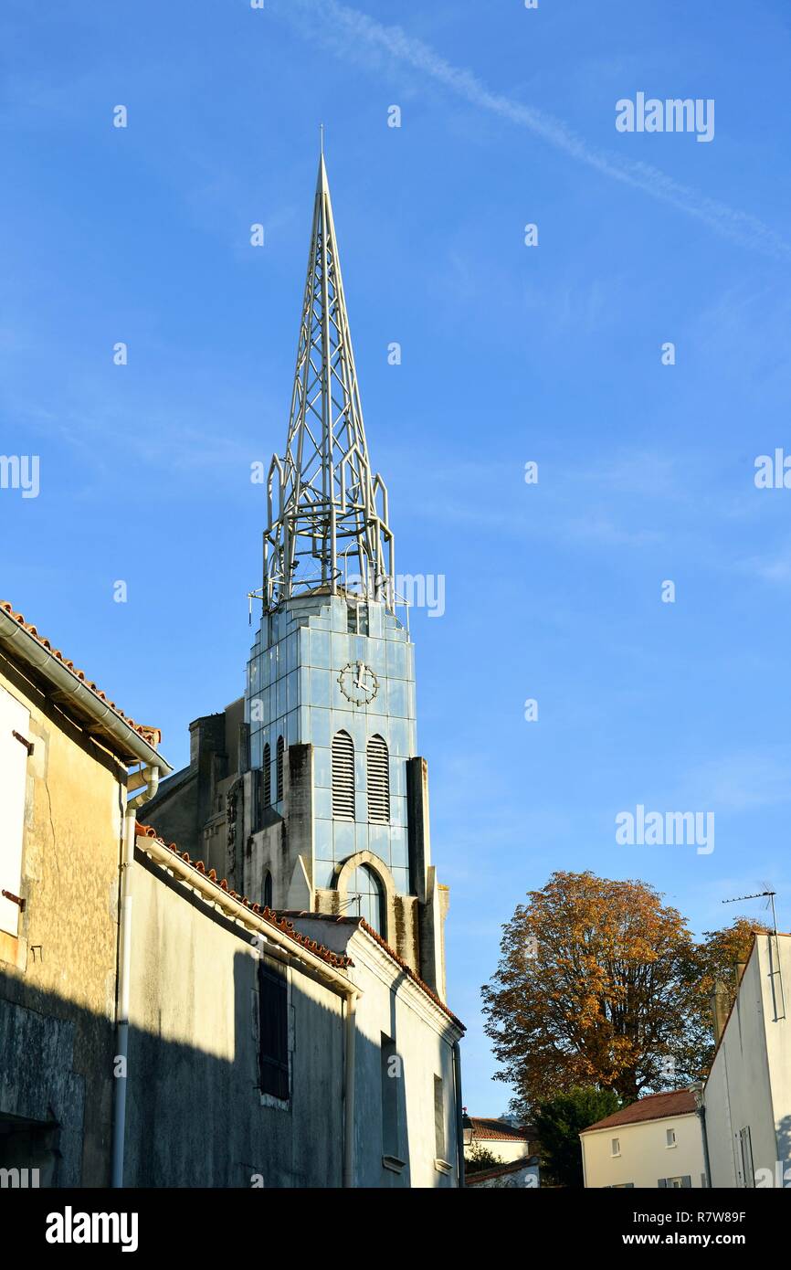 Frankreich, Charente Maritime, interregionalen Park des Marais Poitevin beschriftet Tolle Seite von Frankreich (Grand Site de France), Marans, die Kirche Notre Dame und Seine untypische Glockenturm, in Stein, Glas und Metall bis in das Jahr 1988 eingestellt Stockfoto