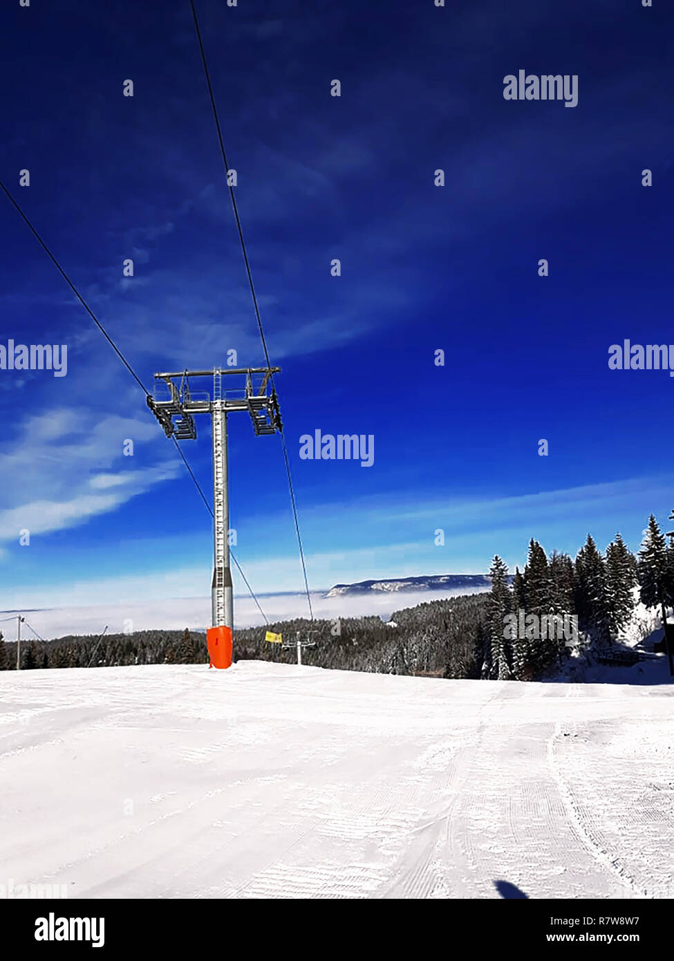 Erleben Sie den Nervenkitzel des Winters auf dem Berg, ein perfekter Ort für Skifahrer Stockfoto